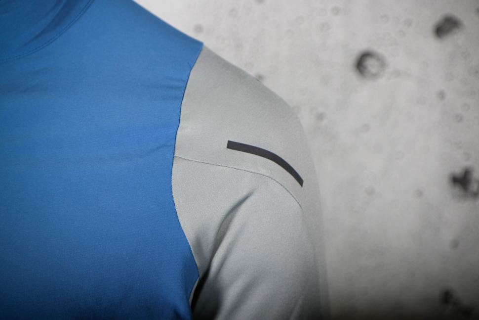 2024 Gorewear Spinshift Thermo Long sleeve jersey - shoulder detail.jpg