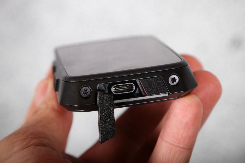 2024 Hammerhead Karoo - USB C port and power button