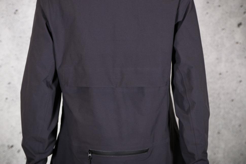2024 Jack Wolfskin Bike Commute Mono Jkt W - back vent.jpg