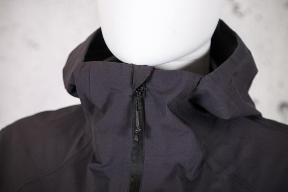 2024 Jack Wolfskin Bike Commute Mono Jkt W - collar.jpg