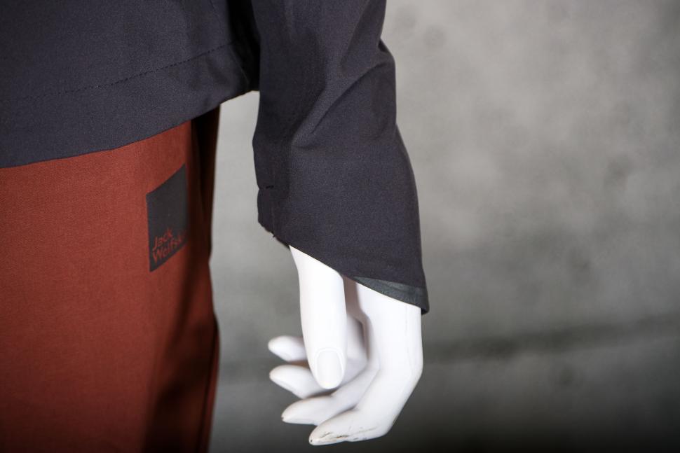 2024 Jack Wolfskin Bike Commute Mono Jkt W - cuff.jpg