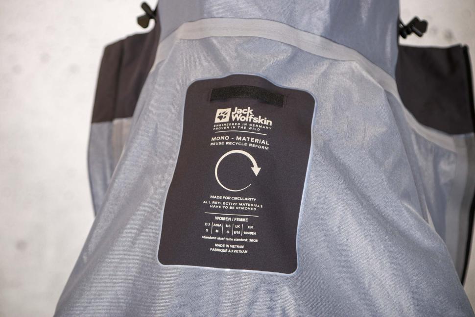 2024 Jack Wolfskin Bike Commute Mono Jkt W - label.jpg