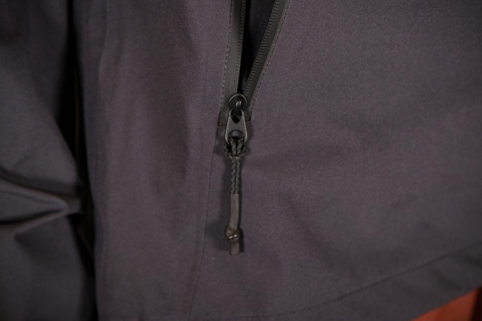 2024 Jack Wolfskin Bike Commute Mono Jkt W - pocket zip tab.jpg