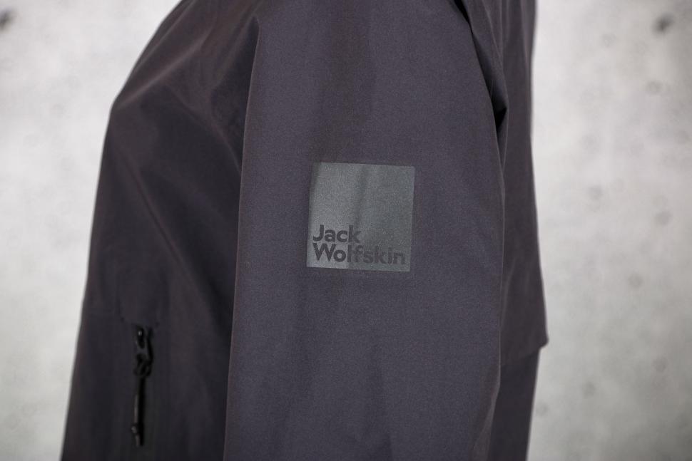 2024 Jack Wolfskin Bike Commute Mono Jkt W - sleeve logo.jpg