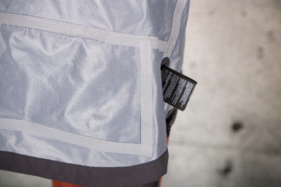 2024 Jack Wolfskin Bike Commute Mono Jkt W - taped seams.jpg