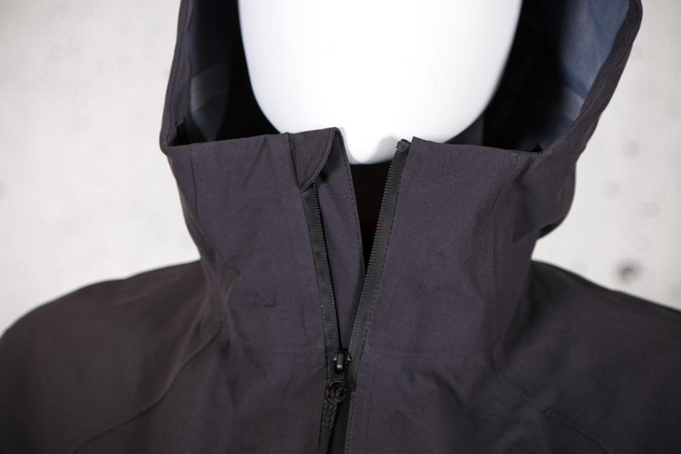 2024 Jack Wolfskin Bike Commute Mono Jkt W - zip detail.jpg