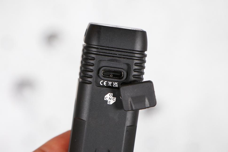 2024 Knog Blinder Pro 600 - USB C port.jpg