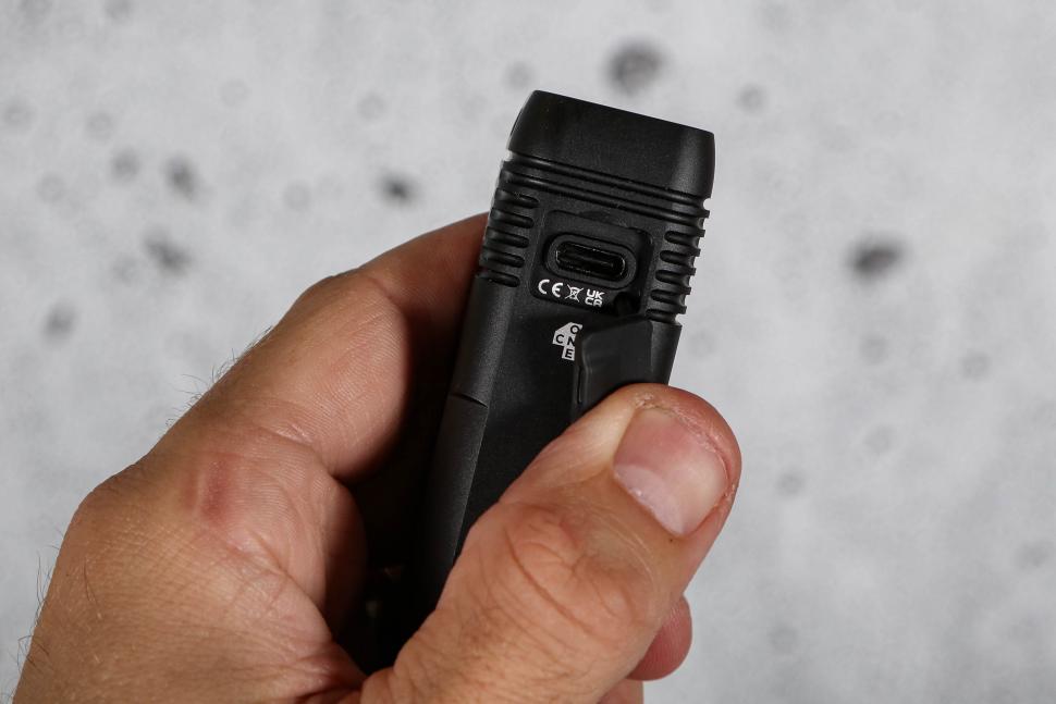 2024 Knog Blinder Pro 900 + Mid Cobber Rear - Light Set - front light USB port.jpg