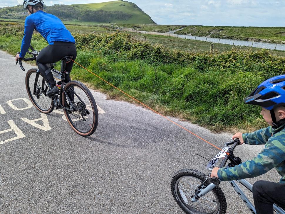 2024 Kommit Bike Towing System Riding1.jpg