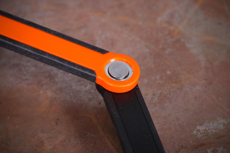 2024 Kryptonite Evolution 790 Folding Lock - hinge.jpg