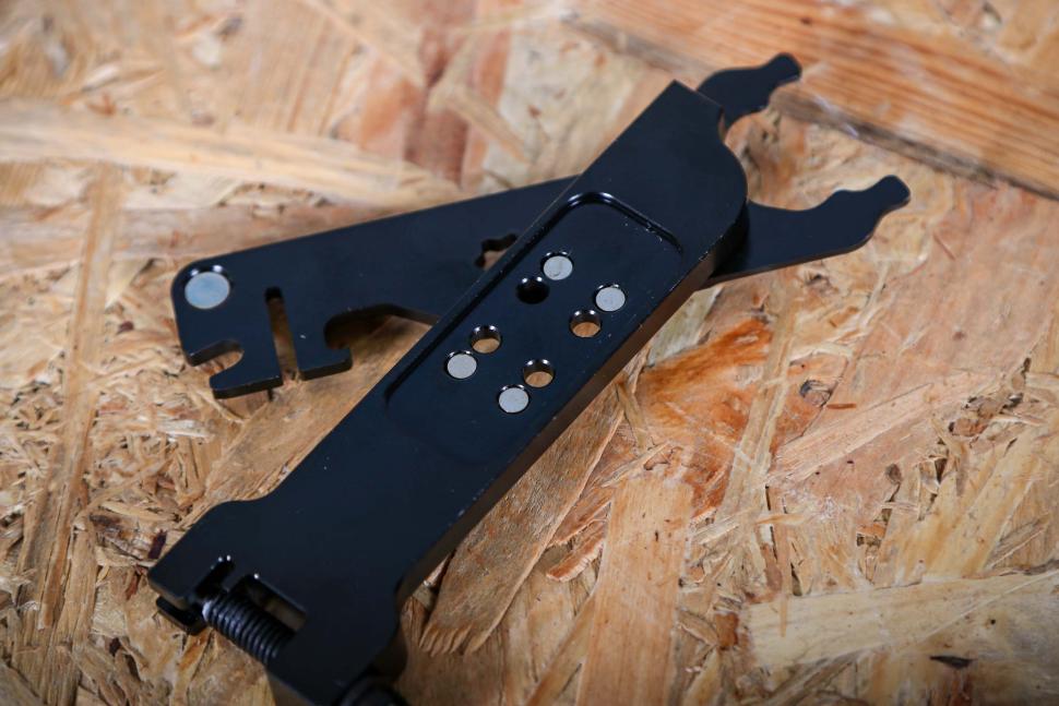 2024 Lezyne Multi-Chain Pliers - magnetic chain link storage.jpg