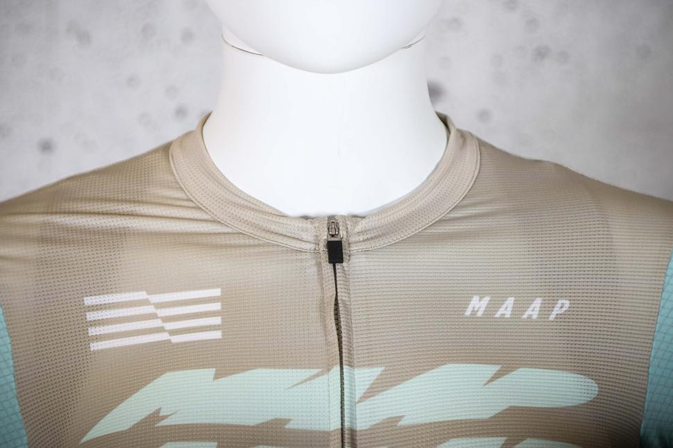 2024 MAAP Women's Eclipse Pro Air Jersey 2.0 - collar.jpg