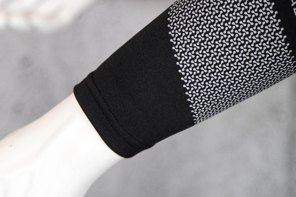 2024 Madison DTE Stellar Tech Isoler Thermal Arm Warmers With DWR - cuff.jpg