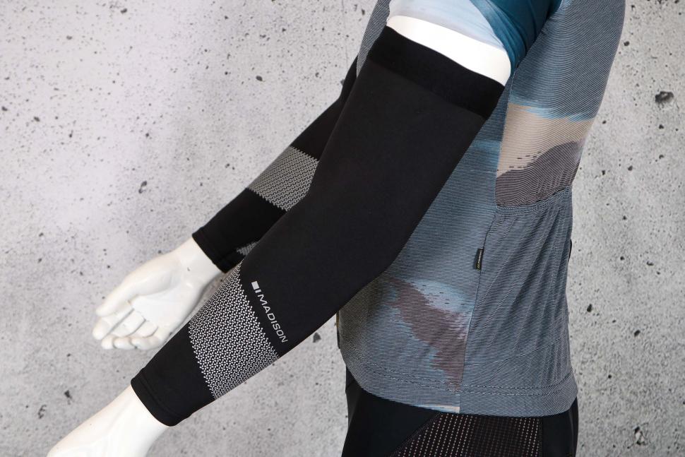 2024 Madison DTE Stellar Tech Isoler Thermal Arm Warmers With DWR - full arm.jpg