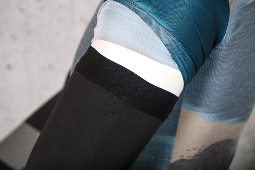 2024 Madison DTE Stellar Tech Isoler Thermal Arm Warmers With DWR - top cuff.jpg