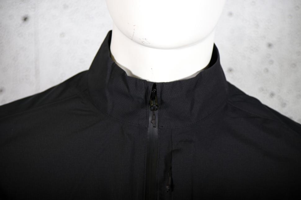 2024 Madison Freewheel Men's Waterproof Jacket - collar 1.jpg