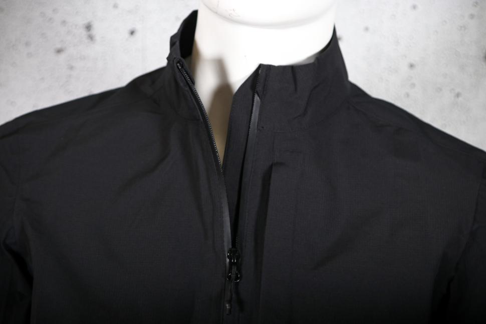 2024 Madison Freewheel Men's Waterproof Jacket - collar 2.jpg