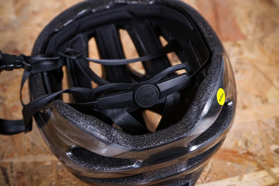 2024 Met Idolo helmet - tension system.jpg