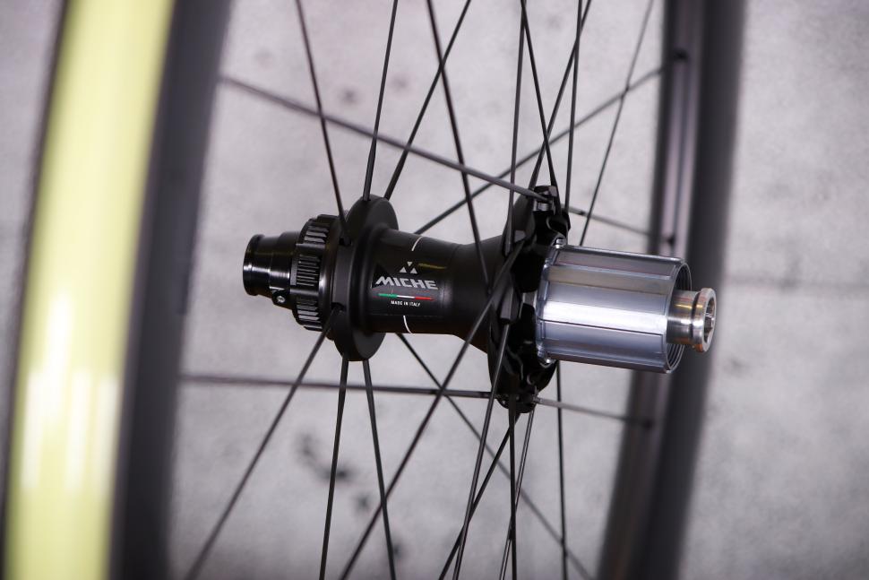 2024 Miche Kleos 50mm Tubeless Wheelset - rear hub.jpg
