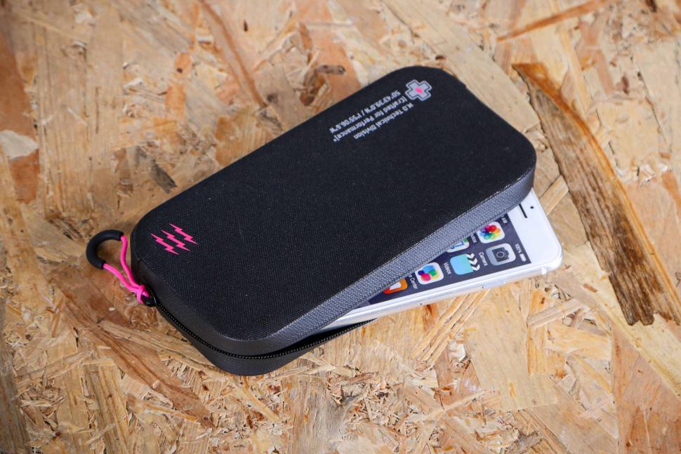 2024 Muc-Off Waterproof Essentials Case - Black - with phone