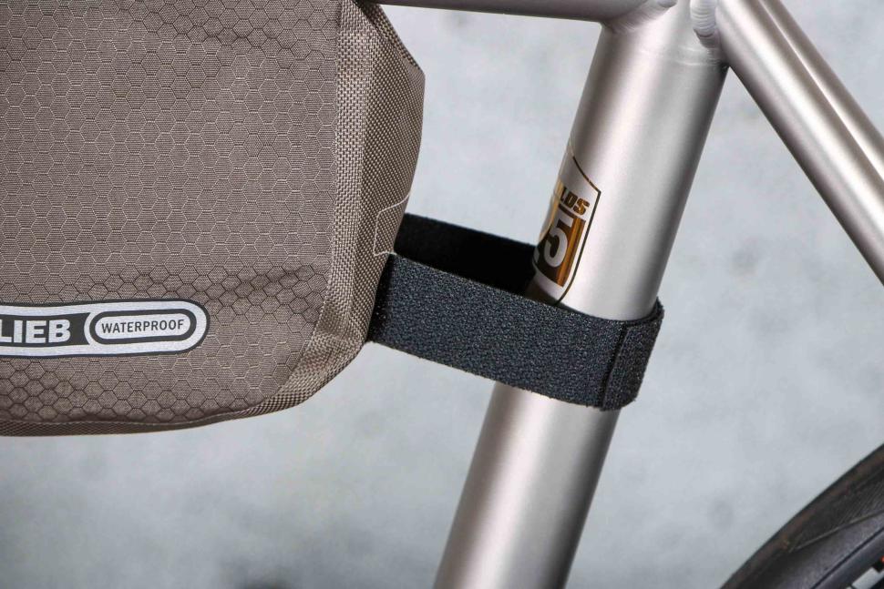 2024 Ortlieb Frame-Pack RC Toptube 3L - seat tube strap.jpg