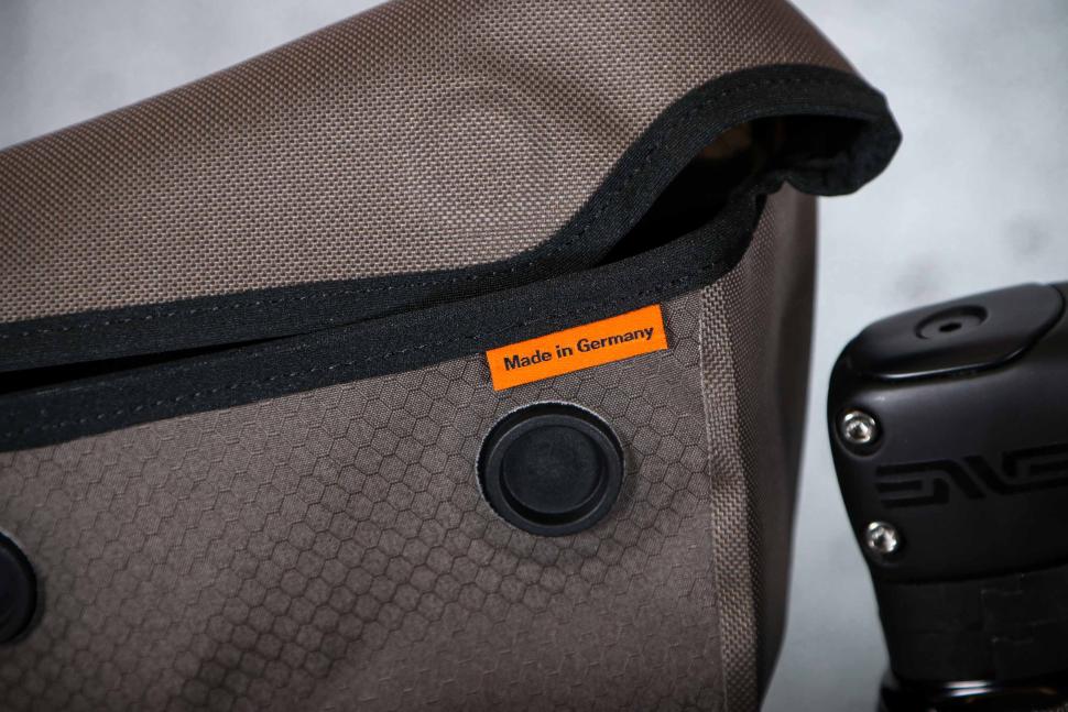 2024 Ortlieb Fuel-Pack - magnetic fastener.jpg