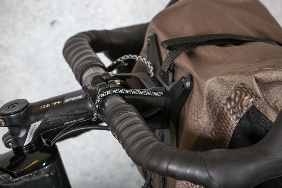 2024 Ortlieb Handlebar-Pack QR - bars attachment.jpg