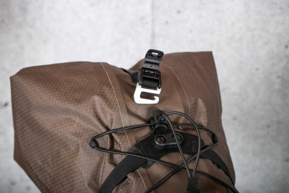 2024 Ortlieb Seat-Pack QR 13 L - strap detail.jpg