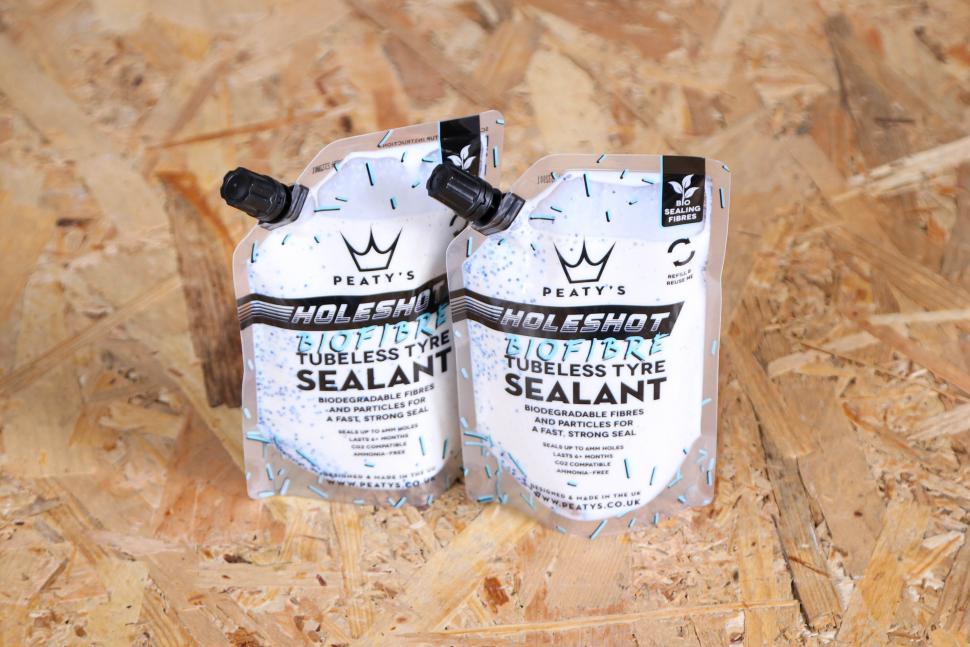 2024 Peatys Holeshot Biofibre Tubeless Tyre Sealant - trail pouch.jpg