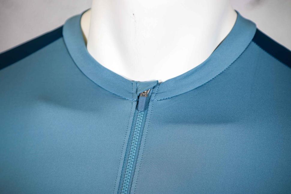 2024 Rapha Men's Pro Team Long Sleeve Lightweight Jersey - collar.jpg