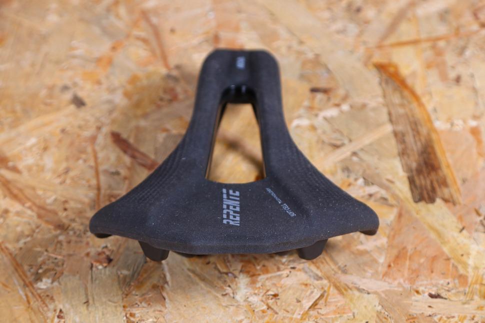 2024 Repente Nova Aeron saddle - from rear.jpg