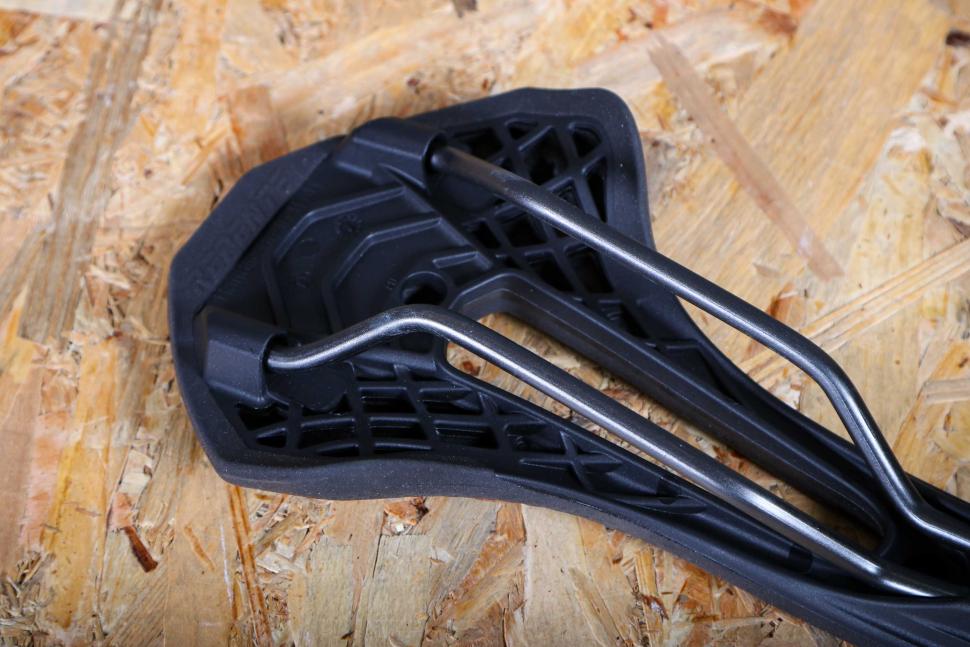 2024 Repente Nova Aeron saddle - underside rear.jpg