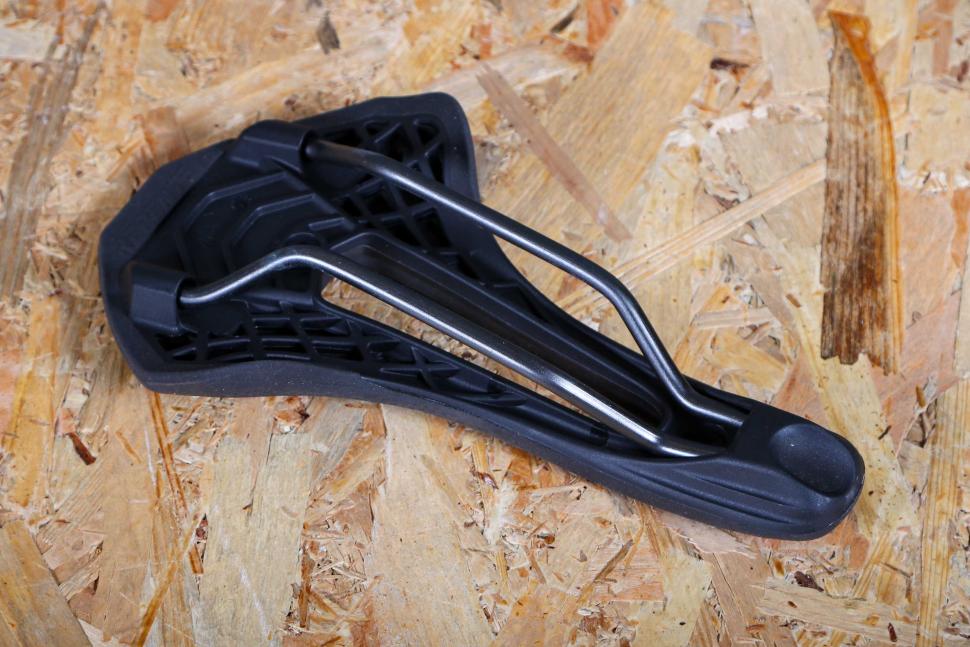 2024 Repente Nova Aeron saddle - underside.jpg