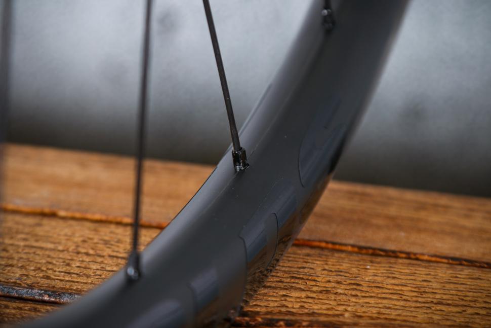 2024 Reynolds AR 25 disc brake wheels - spoke nipple.jpg