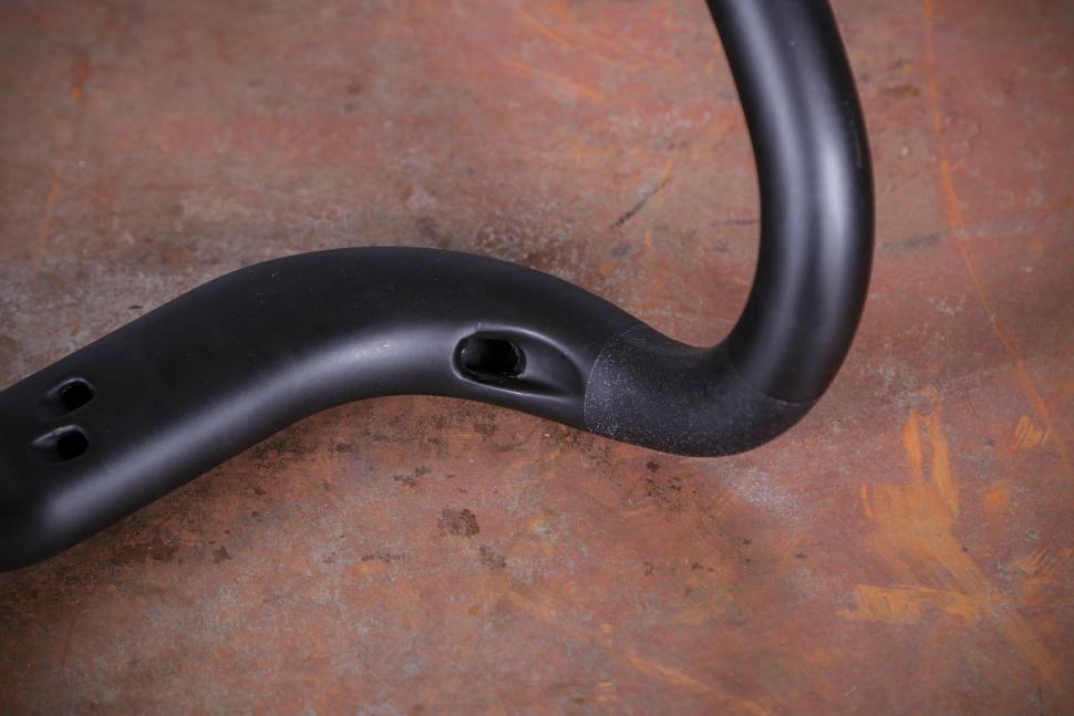 2024 Ritchey WCS Carbon Ergomax Handlebar - cable routing 1.jpg