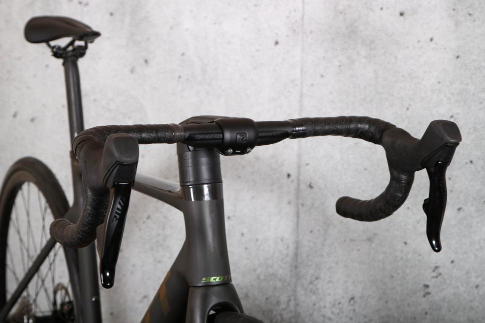 2024 Scott Addict RC 30 - bars 1.jpg