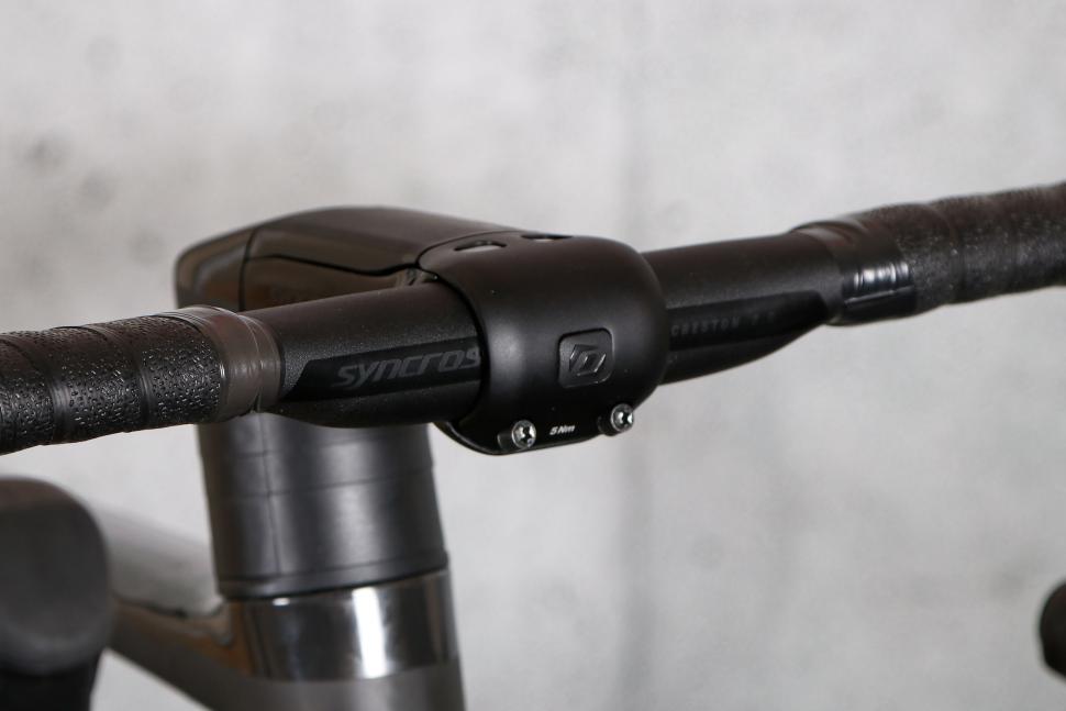2024 Scott Addict RC 30 - bars 2.jpg