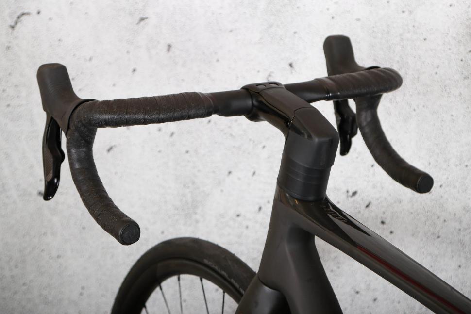 2024 Scott Addict RC 30 - bars 3.jpg