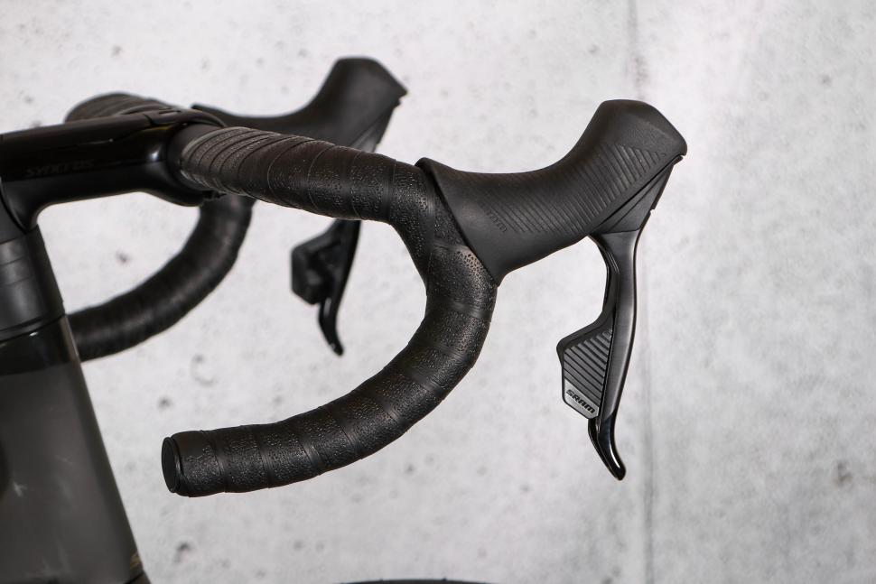 2024 Scott Addict RC 30 - dropbar and lever.jpg