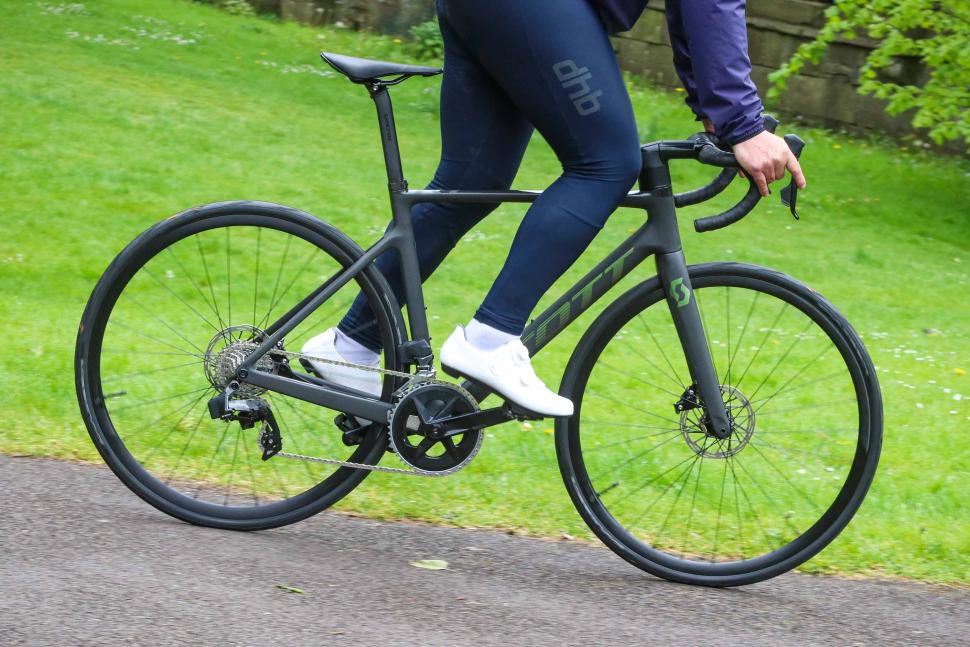 2024 Scott Addict RC 30 - riding 3.jpg