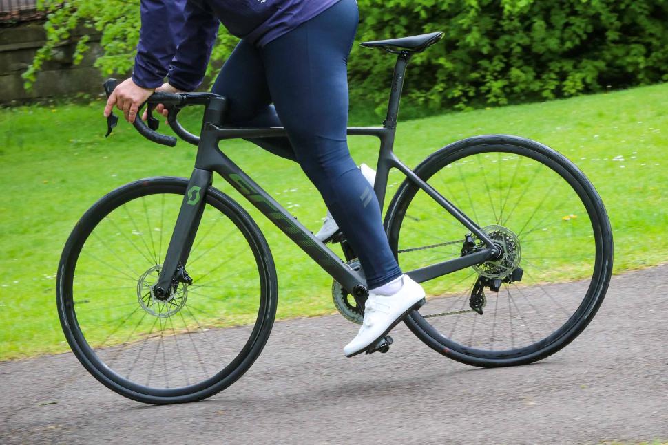 2024 Scott Addict RC 30 - riding 4.jpg
