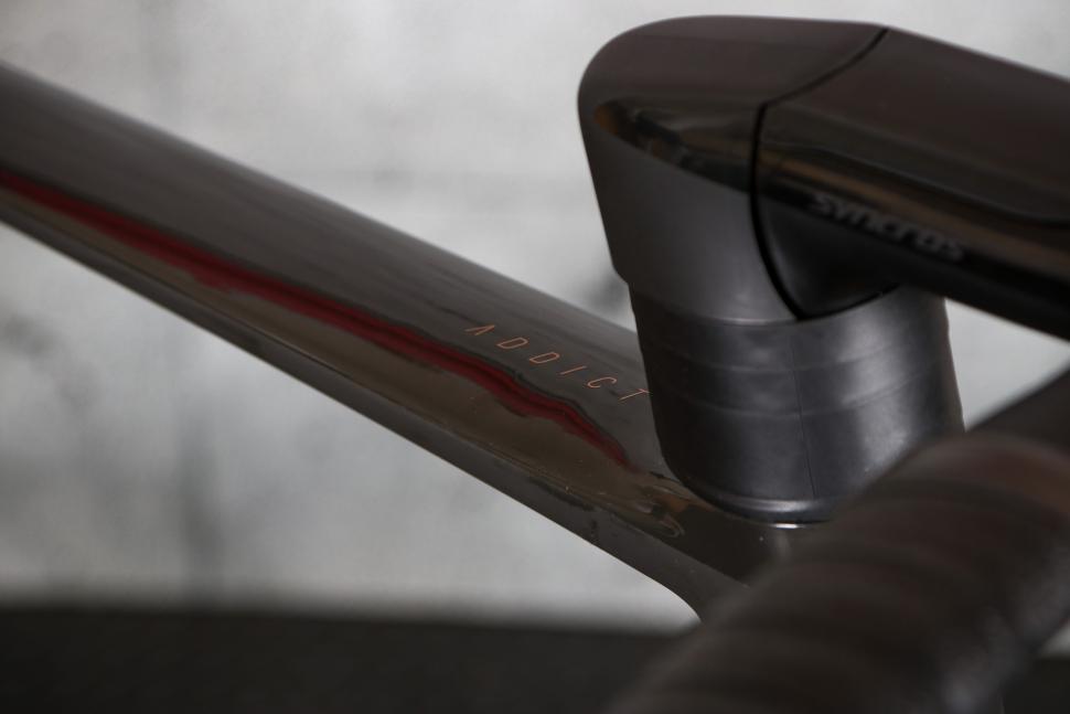 2024 Scott Addict RC 30 - top tube detail.jpg