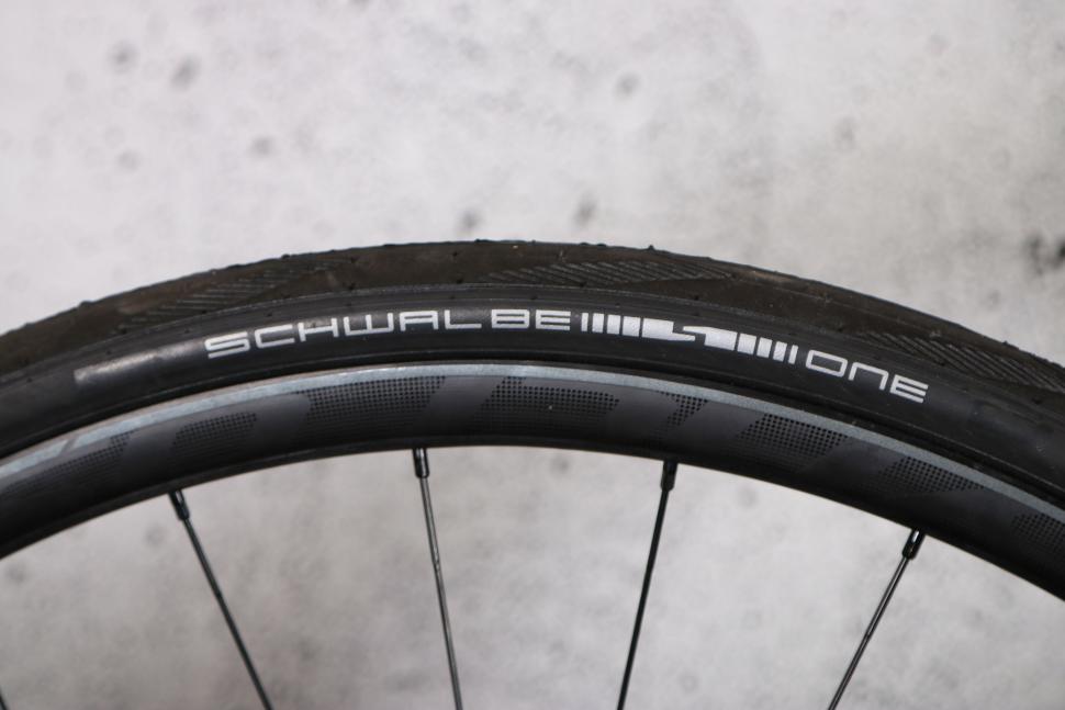 2024 Scott Addict RC 30 - tyre and rim.jpg