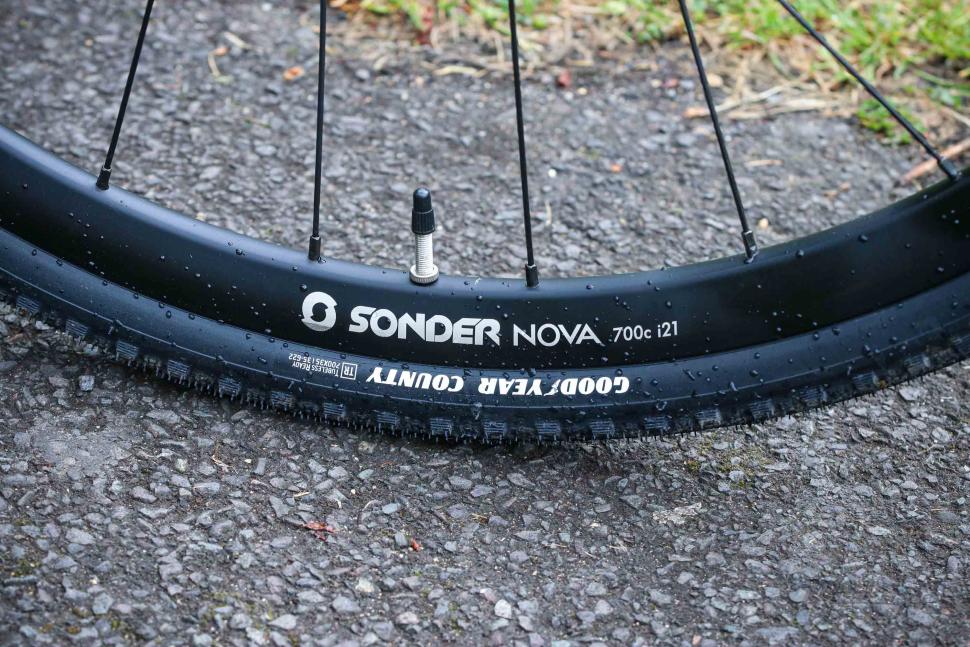 2024 Sonder Santiago Rival 22 Grand Tourer - rim and tyre.jpg