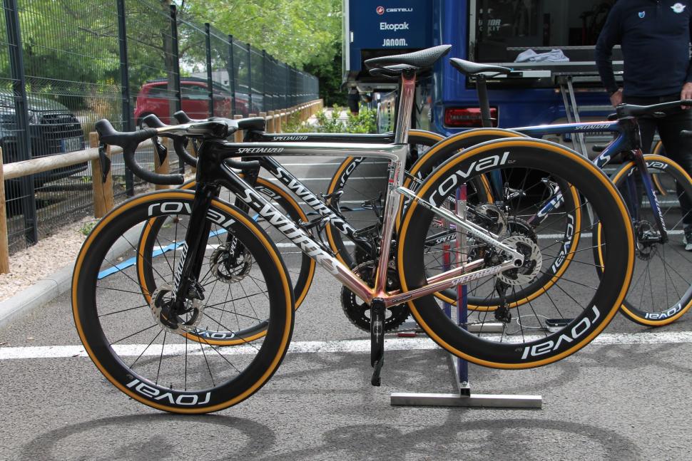 2024 Specialized Tarmac SL8 chrome finish, Remco Evenepoel, Dauphine  - 2.jpeg