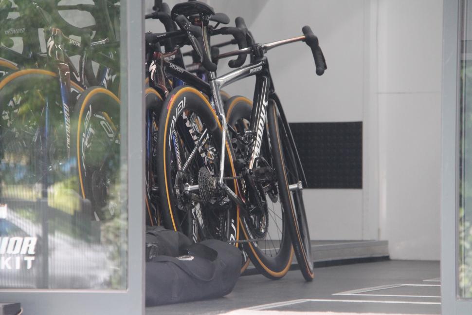 2024 Specialized Tarmac SL8 chrome finish, Remco Evenepoel, Dauphine  - 21.jpeg