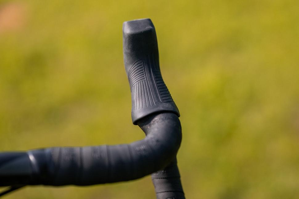 2024 SRAM Apex XPLR AXS lever texture.jpg