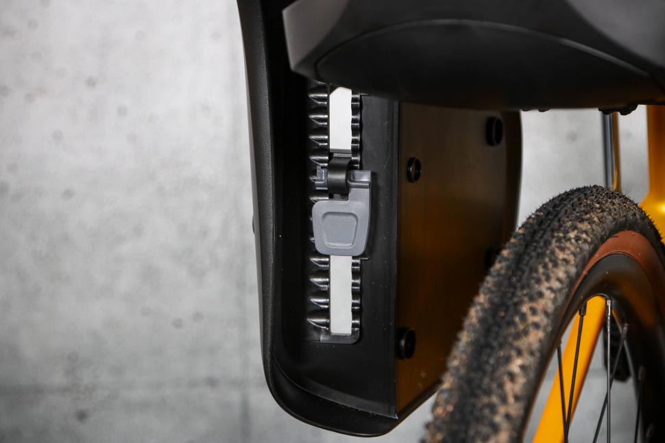 2024 Thule Yepp 2 Maxi rear seat - seat tube mount - foot plate adjustment.jpg