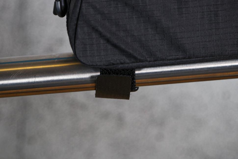 2024 Topeak Bento Pack - frame strap 2.jpg