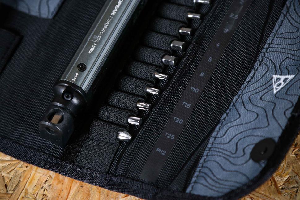 2024 Topeak E-Torqbar 1-10Nm - pouch inside 2.jpg